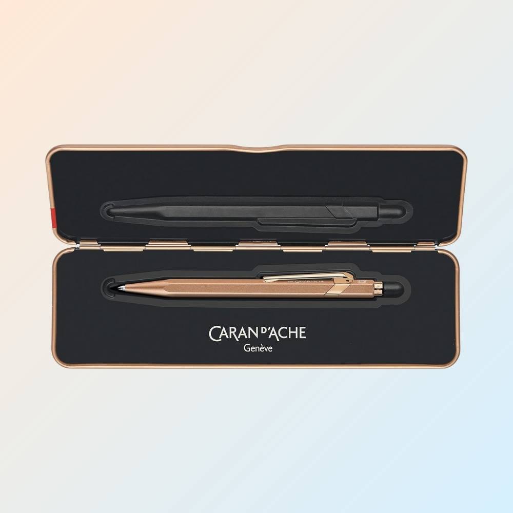 Avis Ikibook – Stylo à bille 849 Caran d’Ache Rose, aluminium rechargeable, design suisse élégant et durable